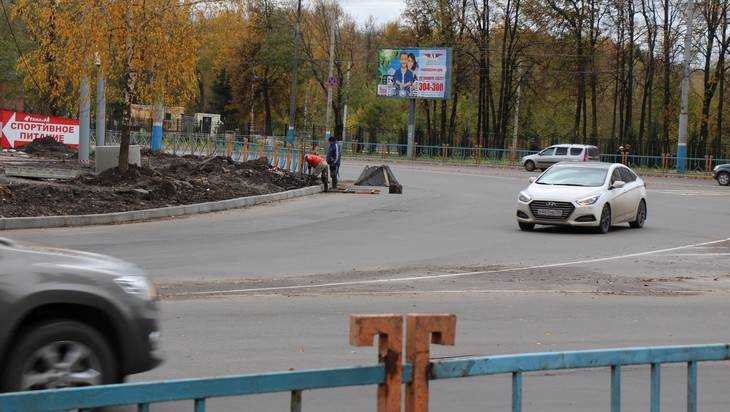 В Брянске расширили дорогу у памятника Летчикам