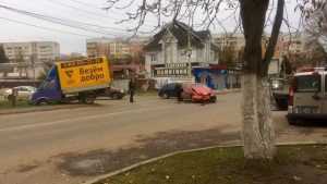 В Брянске такси «Везём добро» увезло с перекрестка иномарку