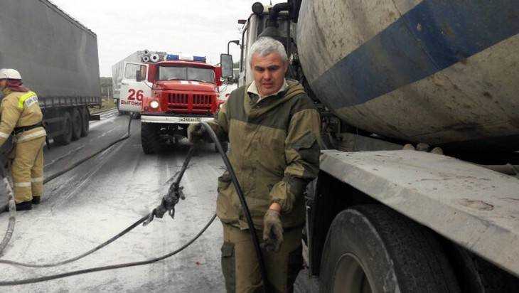 Под Брянском водитель бетоновоза спас фуру от огня