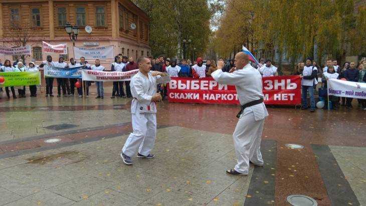 В Брянске студенты провели антинаркотический «Марш жизни и добра»