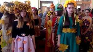 Клинцовские девушки прошлись в платьях из листьев