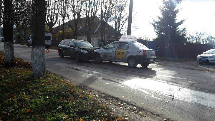 В Брянске возле Чашина кургана в аварию попало «Яндекс такси»