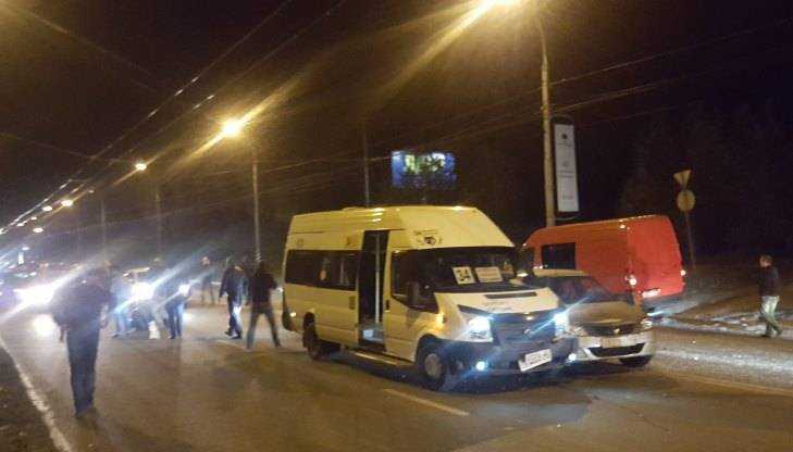 В Брянске в ДТП с маршруткой и 3 авто пострадала 8-летняя девочка