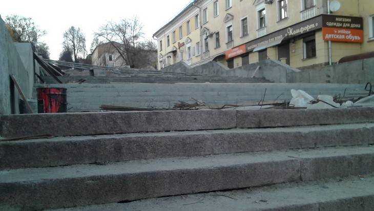 В Брянске на бульваре Гагарина уложили гранитные ступени лестницы