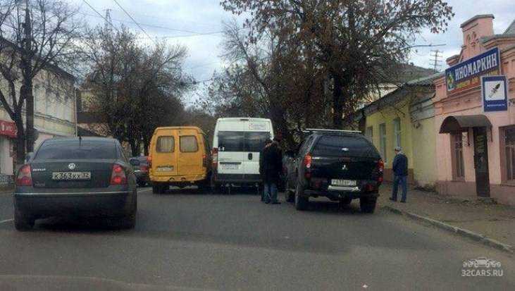 В Брянске из-за столкновения двух маршруток и джипа возникла пробка