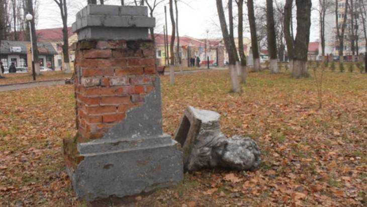 В парке Клинцов повергли памятник Пушкину