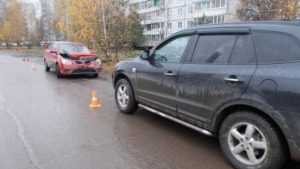 В Брянске автомобилистка замечталась и врезалась в припаркованный Kia