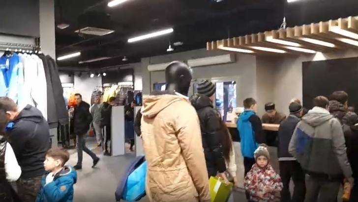 В Брянске сняли видео громадных oчередей в магазине Adidas