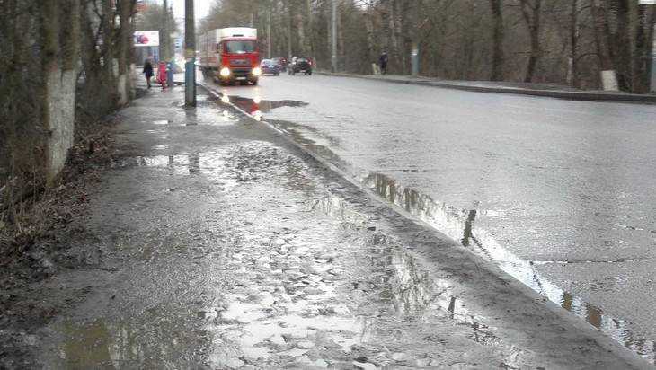 Променада не получится: тротуары Брянска превратились в грязь