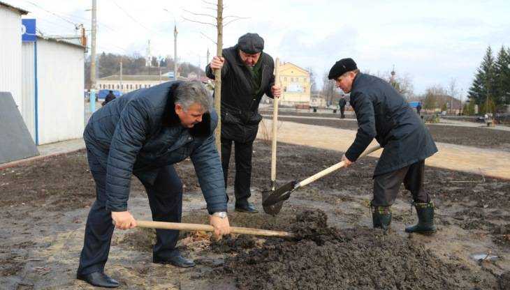 Мэр Брянска Макаров вместе с чиновниками посадил деревья на набережной