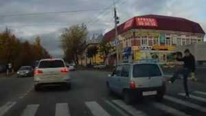 В Брянске сняли видео удара по машине разозлившегося пешехода