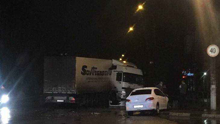 В Брянске ночью столкнулись грузовик и легковой автомобиль