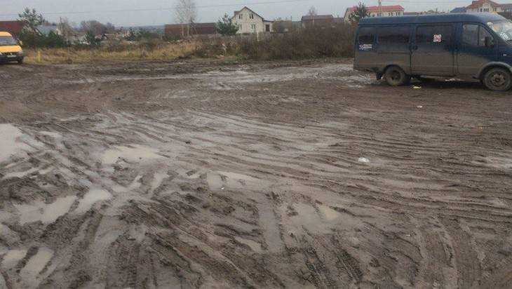В Брянске сфотографировали непролазную грязь на остановке маршрутки 76