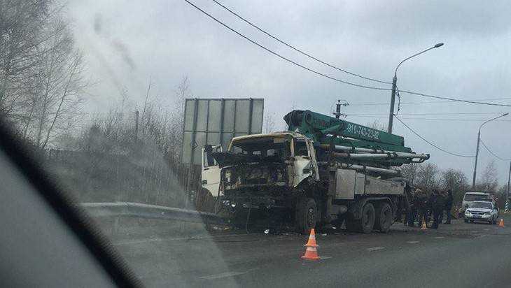 Появились снимки с места опасного столкновения грузовиков под Брянском