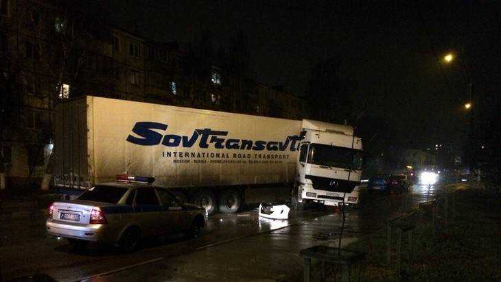 В аварии с грузовиком и легковушкой в Брянске обошлось без пострадавших