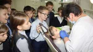 Брянские школьники побывали на веселой экскурсии у стоматологов