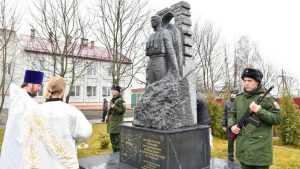 В брянском поселке Пальцо открыли памятник погибшим в Сирии воинам России