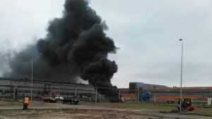В Брянске сняли видео загоревшейся на заводе цистерны с топливом