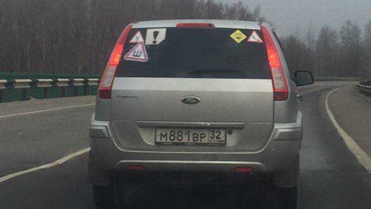 В Брянске сфотографировали автомобиль с рекордным числом наклеек