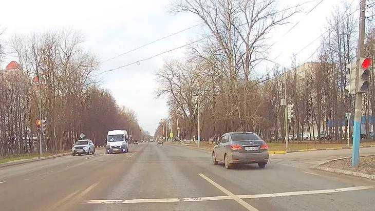 В Брянске сняли видео о водителе, нахально проскочившем на «красный»