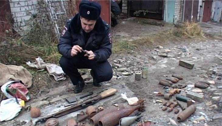 Полиция обнаружила в гараже брянца 11 снарядов, 5 мин и 88 патронов