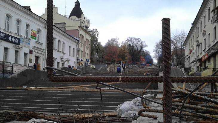 В Брянске лестница на бульваре Гагарина приросла гранитной статью