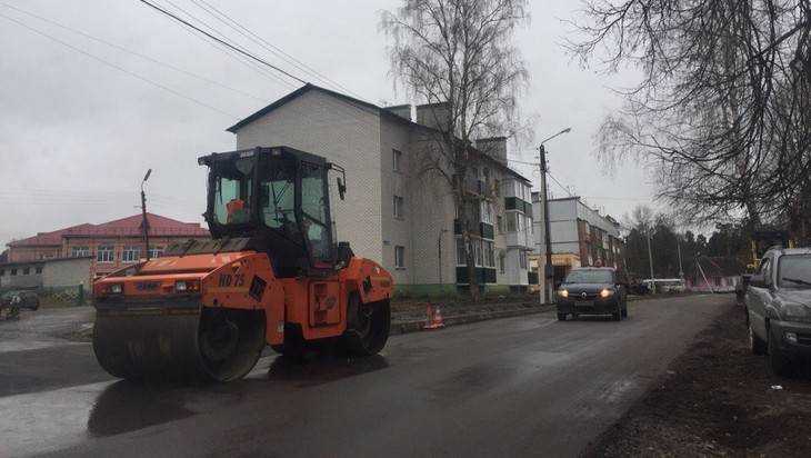 В брянском поселке Свень начали ремонтировать главную дорогу