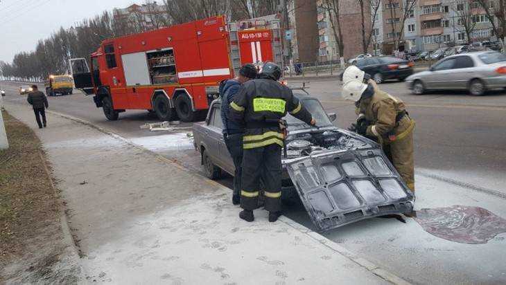 В Брянске около ТЦ «Командор» загорелся автомобиль ВАЗ