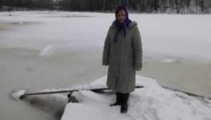 Жительница брянского села Рассуха спасла провалившегося под лёд соседа