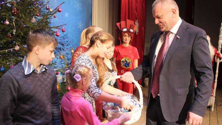 Депутат Суббот подарил брянским детям сказочные представления и сласти