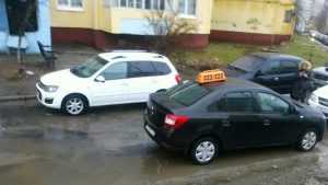 В Брянске загадочный водитель такси на 17 минут стал королем дороги
