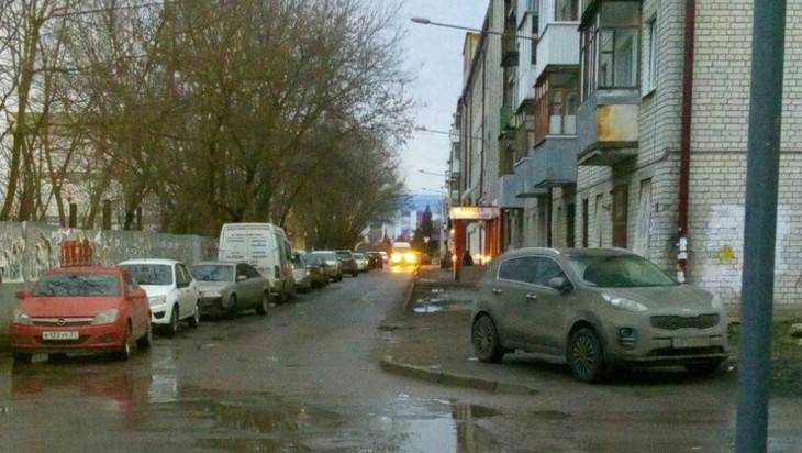 В Брянске владельцу Kia пригрозили кирпичом за парковку на тротуаре