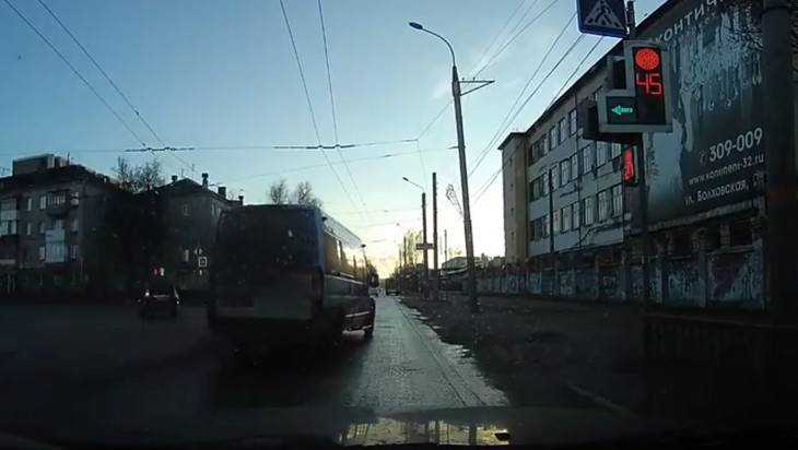 В Брянске сняли видео опасного проезда маршрутки на «красный»