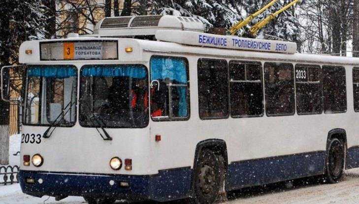 В Брянске 18-летний студент БГУ разбил голову в троллейбусе № 3