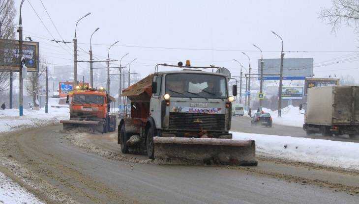 В Брянске очищать улицы от снега отправились 30 дорожных машин