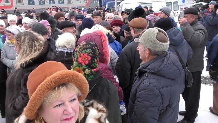 В Клинцах сняли видео битвы за подарки возле агитпоезда ЛДПР