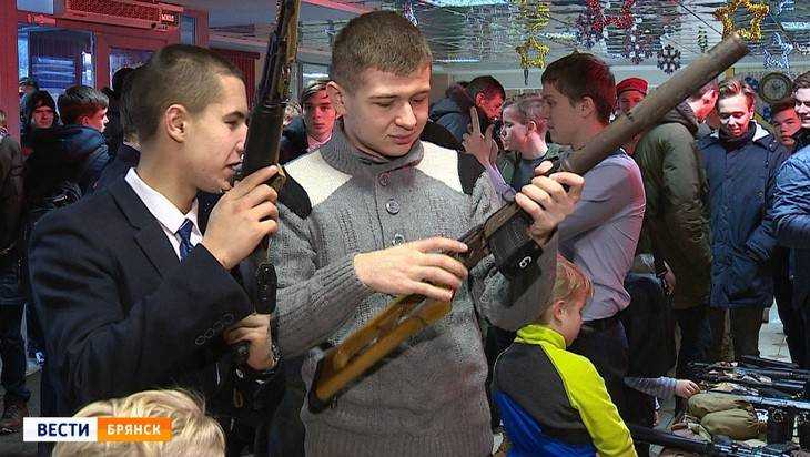 Брянским юношам показали оружие спецподразделений Вооруженных сил