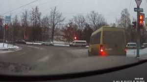 В Брянске за проезд на «красный» водителя маршрутки наказали по видео