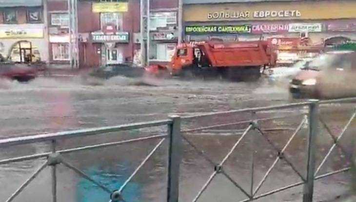 В Брянске сняли видео потопа у Бежицкого рынка