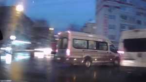 В Брянске сняли видео опасного маневра лихого маршрутчика