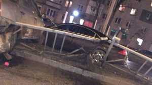 В Брянске на Московском проспекте автомобиль залетел на ограждение