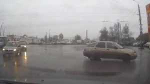 В Брянске сняли видео очень вежливой аварии