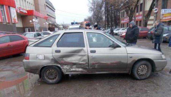 В Брянске «ВАЗ» с 12-летним школьником врезался в Renault Logan
