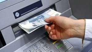 Брянец украл забытые женщиной в банкомате 7000 рублей