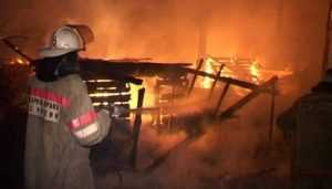 В Белых Берегах пожарные спасли человека из горевшего сарая