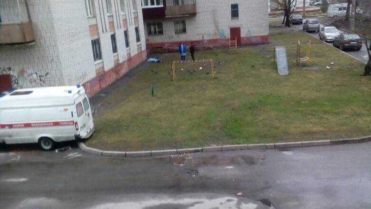 В Брянске на улице Костычева погиб выпавший из окна человек