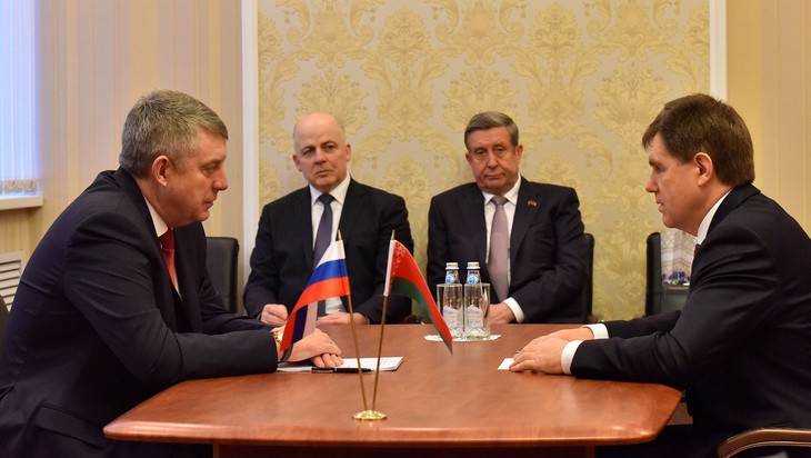 Брянский губернатор встретился с белорусским послом Игорем Петришенко