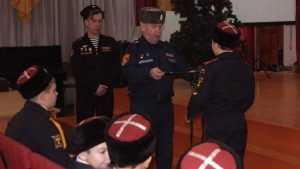 Брянский депутат Игрунев вручил шашки казачатам из кадетского класса