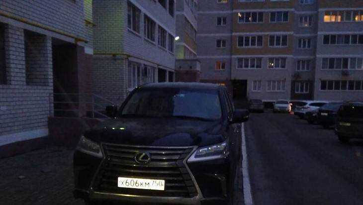 Жители Брянска обвинили владельца «Лексуса» в автохамстве