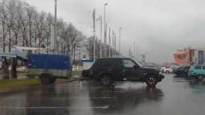 В Брянске у ТРЦ  «Аэропарк» сфотографировали виртуоза парковки